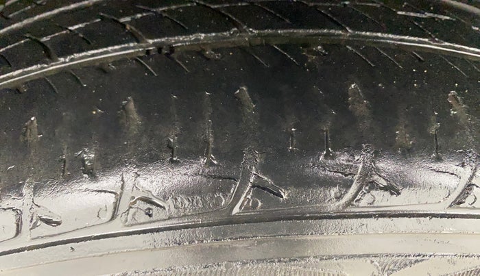 2016 Volkswagen Vento COMFORTLINE 1.6, Petrol, Manual, 57,055 km, Right Rear Tyre Tread