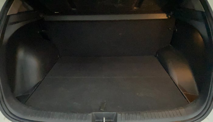 2017 Hyundai Creta SX PLUS 1.6 PETROL, Petrol, Manual, 85,967 km, Boot Inside