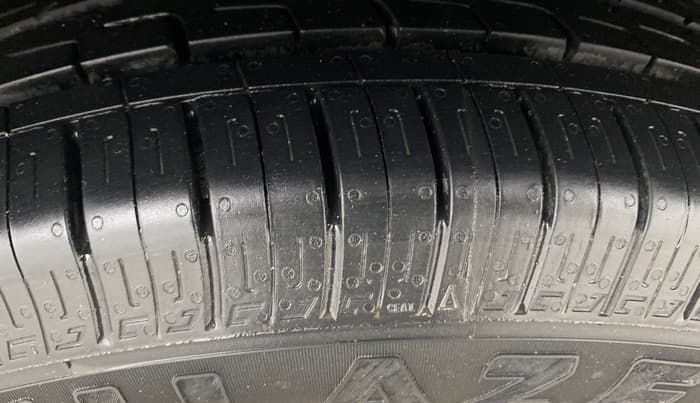 2016 Volkswagen Vento HIGHLINE PLUS 1.2 AT 16 ALLOY, Petrol, Automatic, 81,688 km, Right Front Tyre Tread