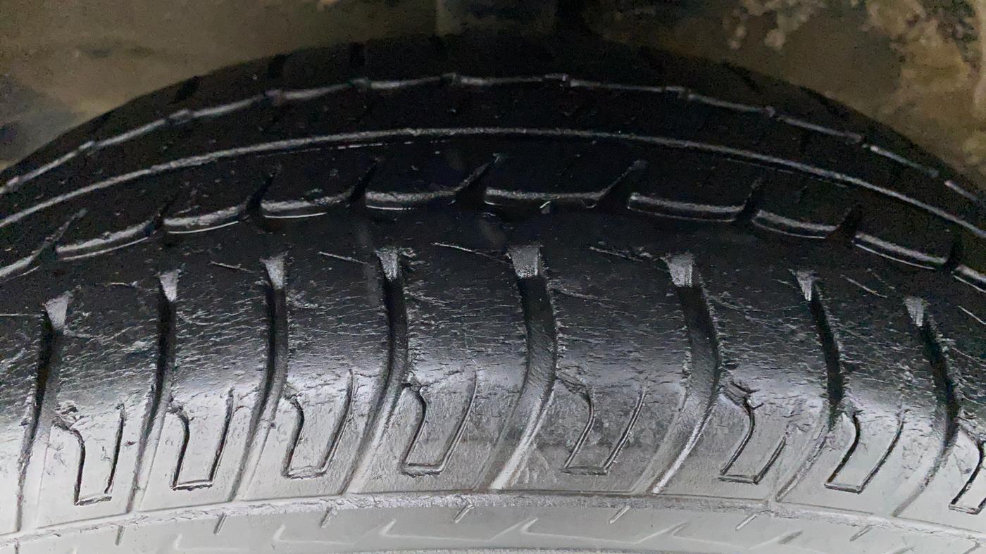 2017 Maruti Wagon R 1.0 VXI, Petrol, Manual, 25,082 km, Left Front Tyre Tread