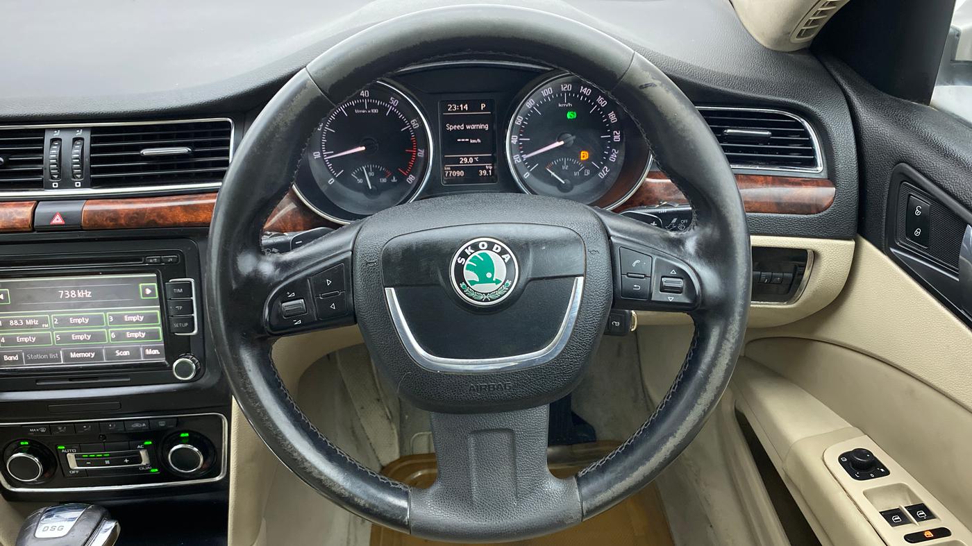 2010 Skoda Superb ELEGANCE 1.8 TSI AT, Petrol, Automatic, 77,287 km, Steering Wheel Close Up