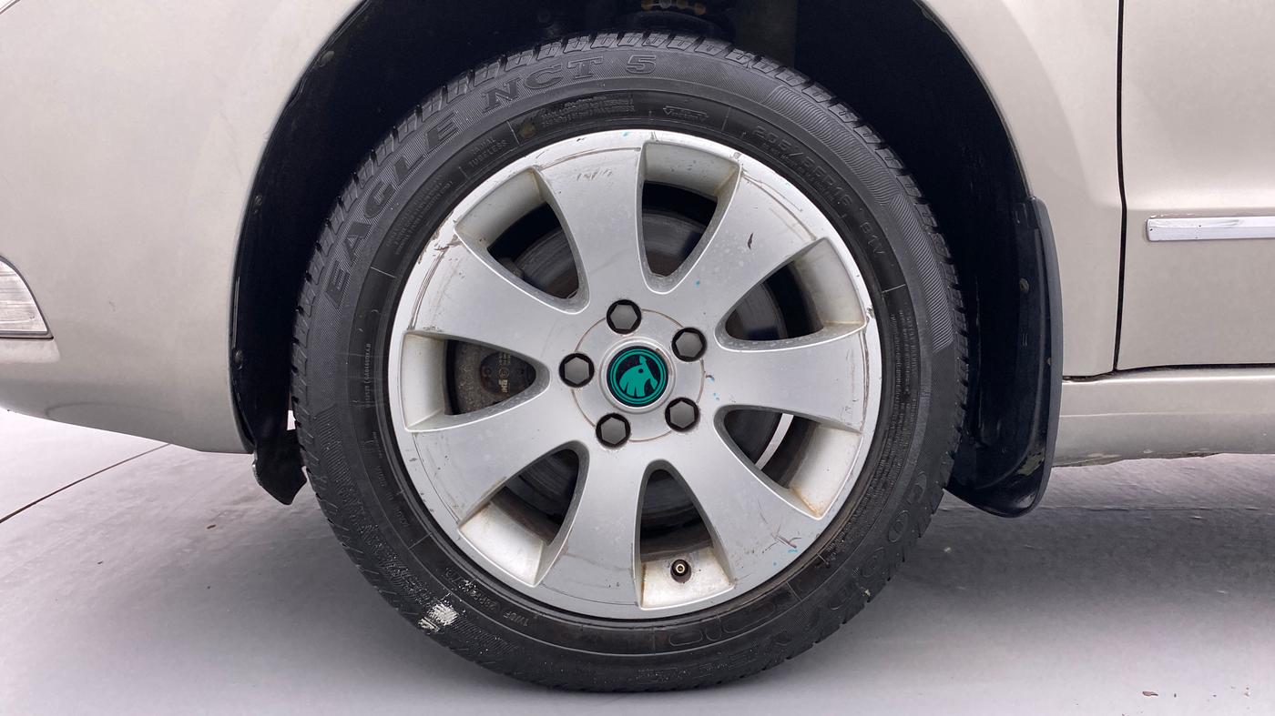 2010 Skoda Superb ELEGANCE 1.8 TSI AT, Petrol, Automatic, 77,287 km, Left Front Wheel