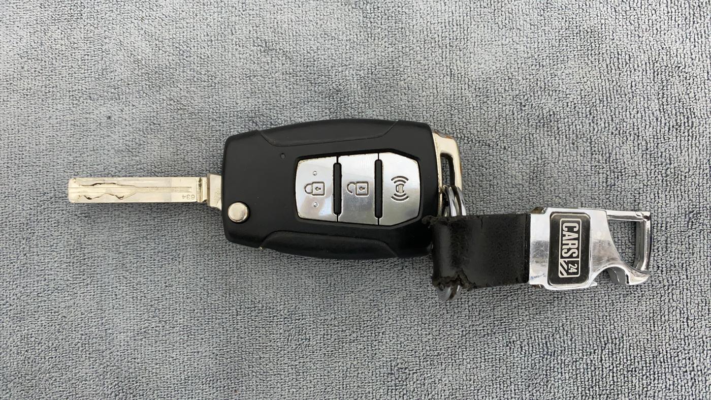 2020 Mahindra XUV300 1.2 W6 MT, Petrol, Manual, 30,356 km, Key Close Up