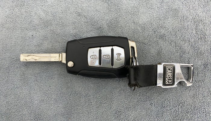 2020 Mahindra XUV300 1.2 W6 MT, Petrol, Manual, 30,356 km, Key Close Up