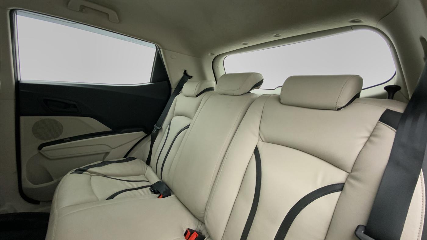 2020 Mahindra XUV300 1.2 W6 MT, Petrol, Manual, 30,356 km, Right Side Rear Door Cabin