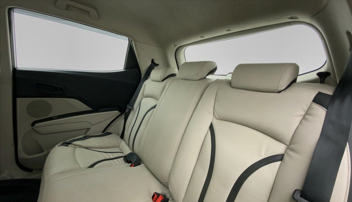 2020 Mahindra XUV300 1.2 W6 MT, Petrol, Manual, 30,356 km, Right Side Rear Door Cabin