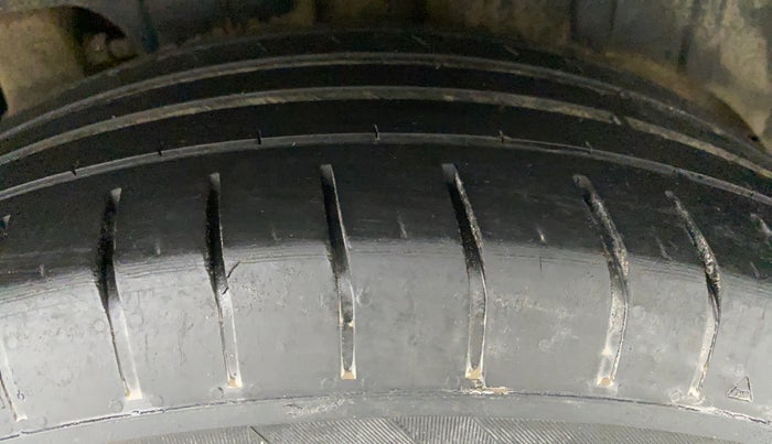 2020 Mahindra XUV300 1.2 W6 MT, Petrol, Manual, 30,356 km, Left Rear Tyre Tread