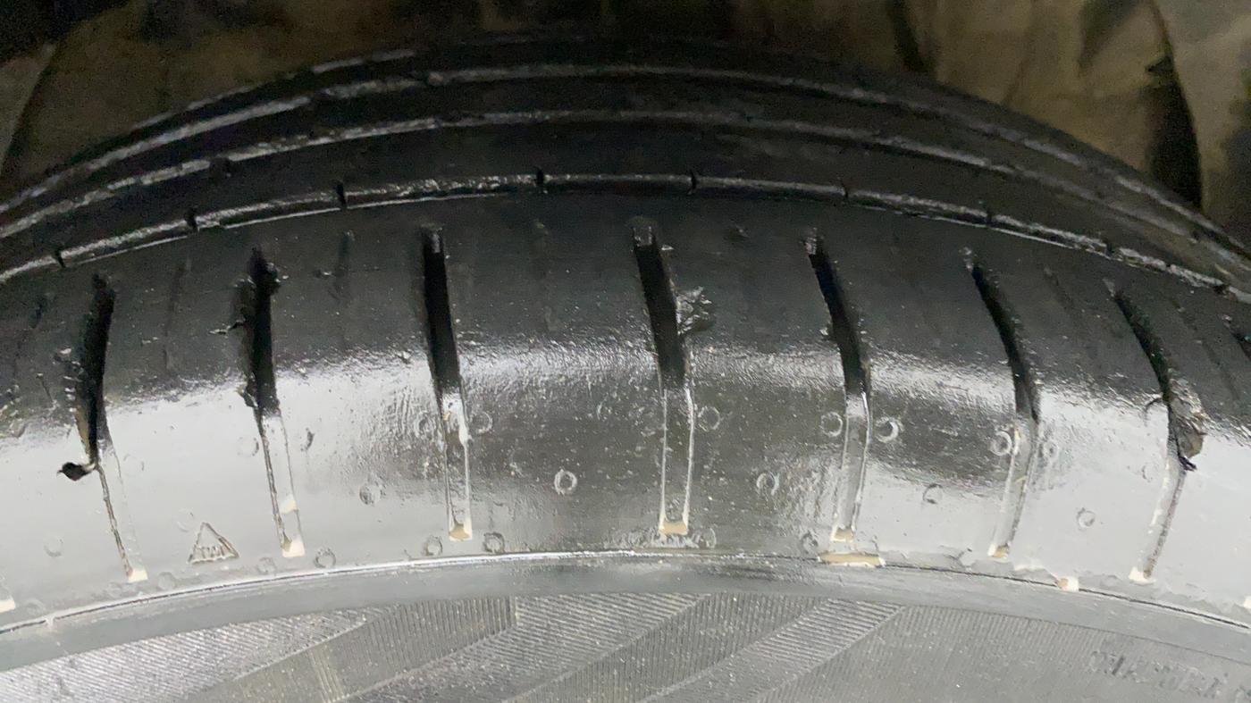 2020 Mahindra XUV300 1.2 W6 MT, Petrol, Manual, 30,356 km, Right Front Tyre Tread