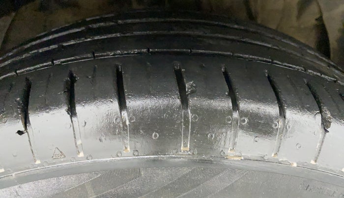 2020 Mahindra XUV300 1.2 W6 MT, Petrol, Manual, 30,356 km, Right Front Tyre Tread