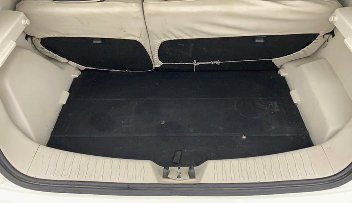 2020 Mahindra XUV300 1.2 W6 MT, Petrol, Manual, 30,356 km, Dicky (Boot door) - Parcel tray missing