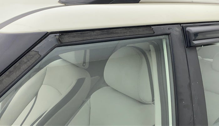 2020 Mahindra XUV300 1.2 W6 MT, Petrol, Manual, 30,356 km, Front passenger door - Door visor damaged