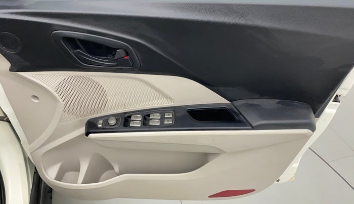 2020 Mahindra XUV300 1.2 W6 MT, Petrol, Manual, 30,356 km, Driver Side Door Panels Control