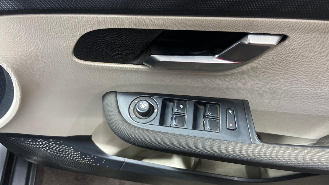 2022 Tata ALTROZ XZ PETROL, Petrol, Manual, 75,069 km, Driver Side Door Panels Control