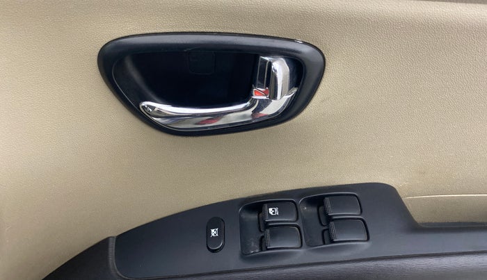 2015 Hyundai i10 SPORTZ 1.1, Petrol, Manual, 71,758 km, Driver Side Door Panels Control