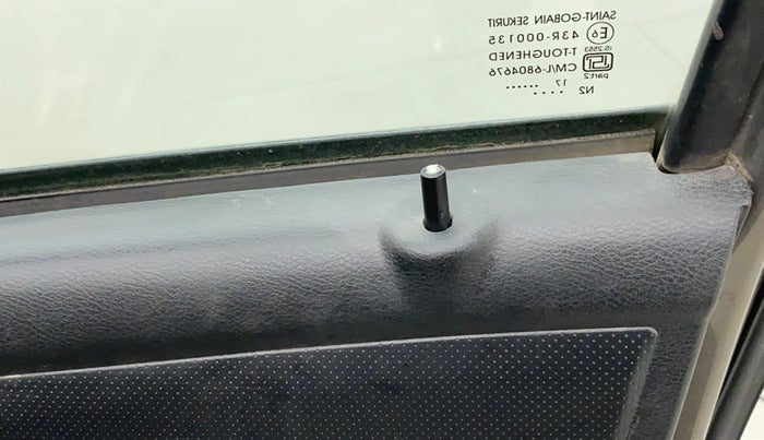 2017 Datsun Redi Go S 1.0, Petrol, Manual, 79,262 km, Lock system - Door lock knob has minor damage