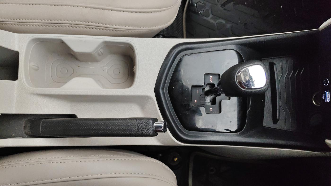 2023 Mahindra XUV300 W6 1.2 PETROL AMT, Petrol, Automatic, 36,660 km, Gear Lever