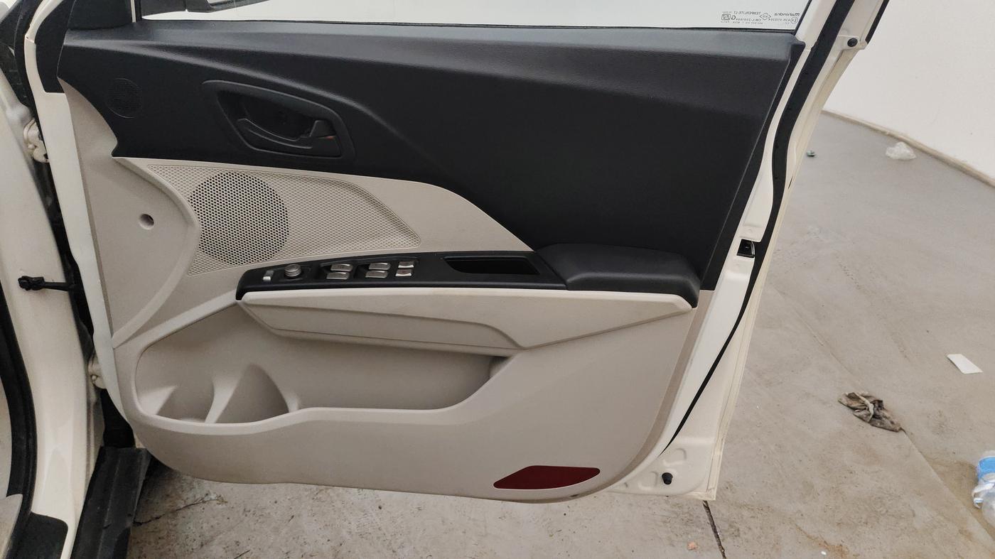 2023 Mahindra XUV300 W6 1.2 PETROL AMT, Petrol, Automatic, 36,660 km, Driver Side Door Panels Control