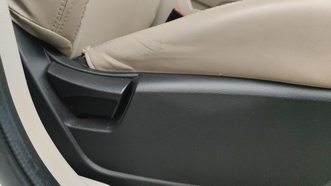 2023 Mahindra XUV300 W6 1.2 PETROL AMT, Petrol, Automatic, 36,660 km, Driver Side Adjustment Panel
