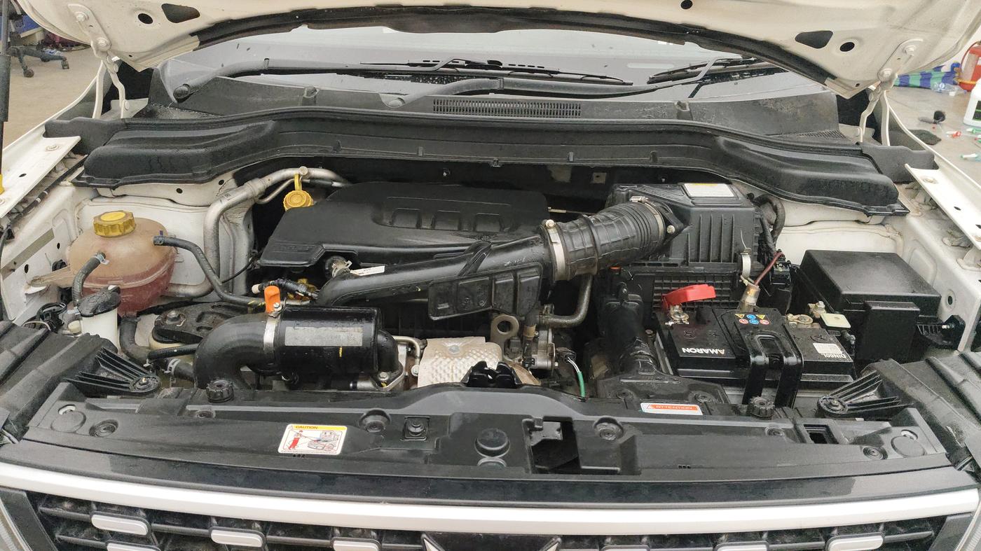 2023 Mahindra XUV300 W6 1.2 PETROL AMT, Petrol, Automatic, 36,660 km, Engine View