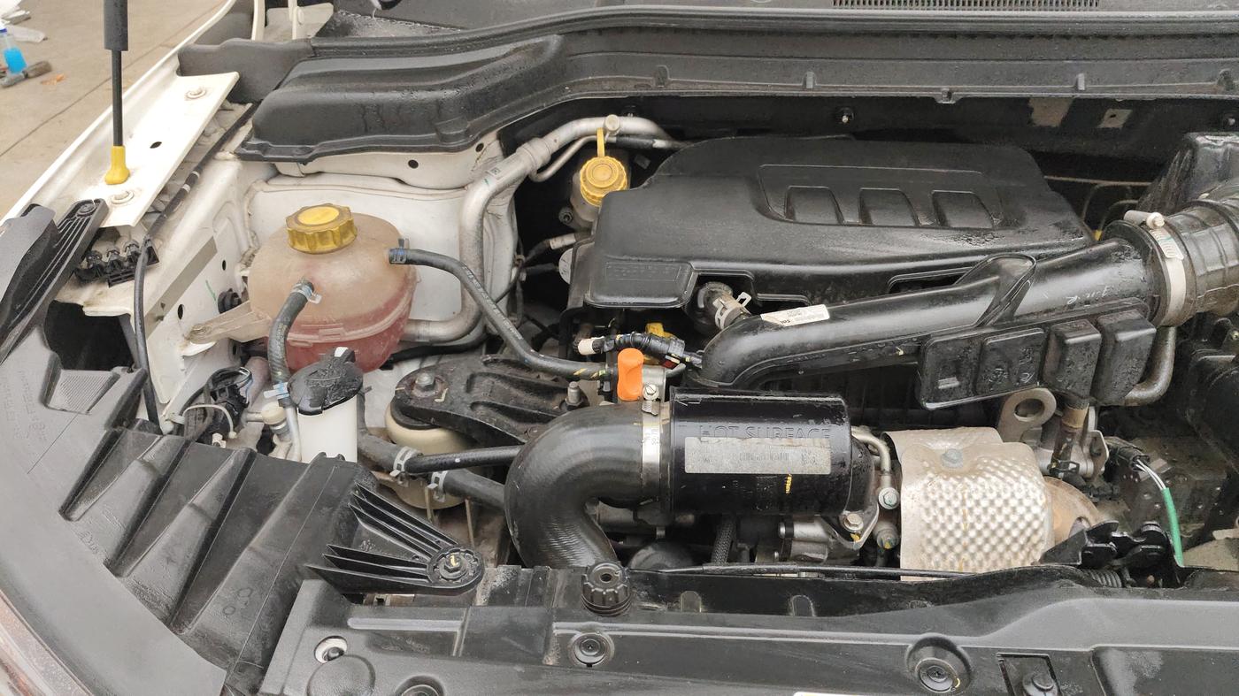2023 Mahindra XUV300 W6 1.2 PETROL AMT, Petrol, Automatic, 36,660 km, Engine View - Right