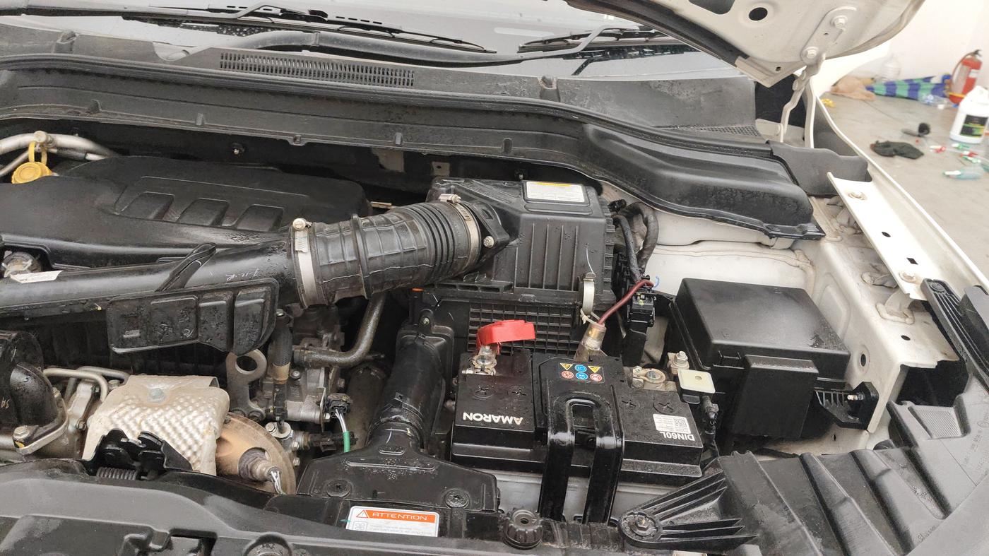 2023 Mahindra XUV300 W6 1.2 PETROL AMT, Petrol, Automatic, 36,660 km, Engine View - Left