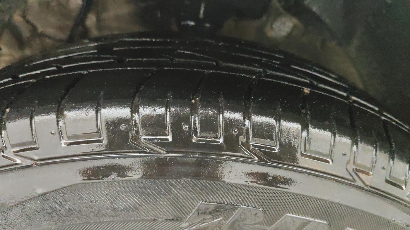 2023 Mahindra XUV300 W6 1.2 PETROL AMT, Petrol, Automatic, 36,660 km, Left Front Tyre Tread