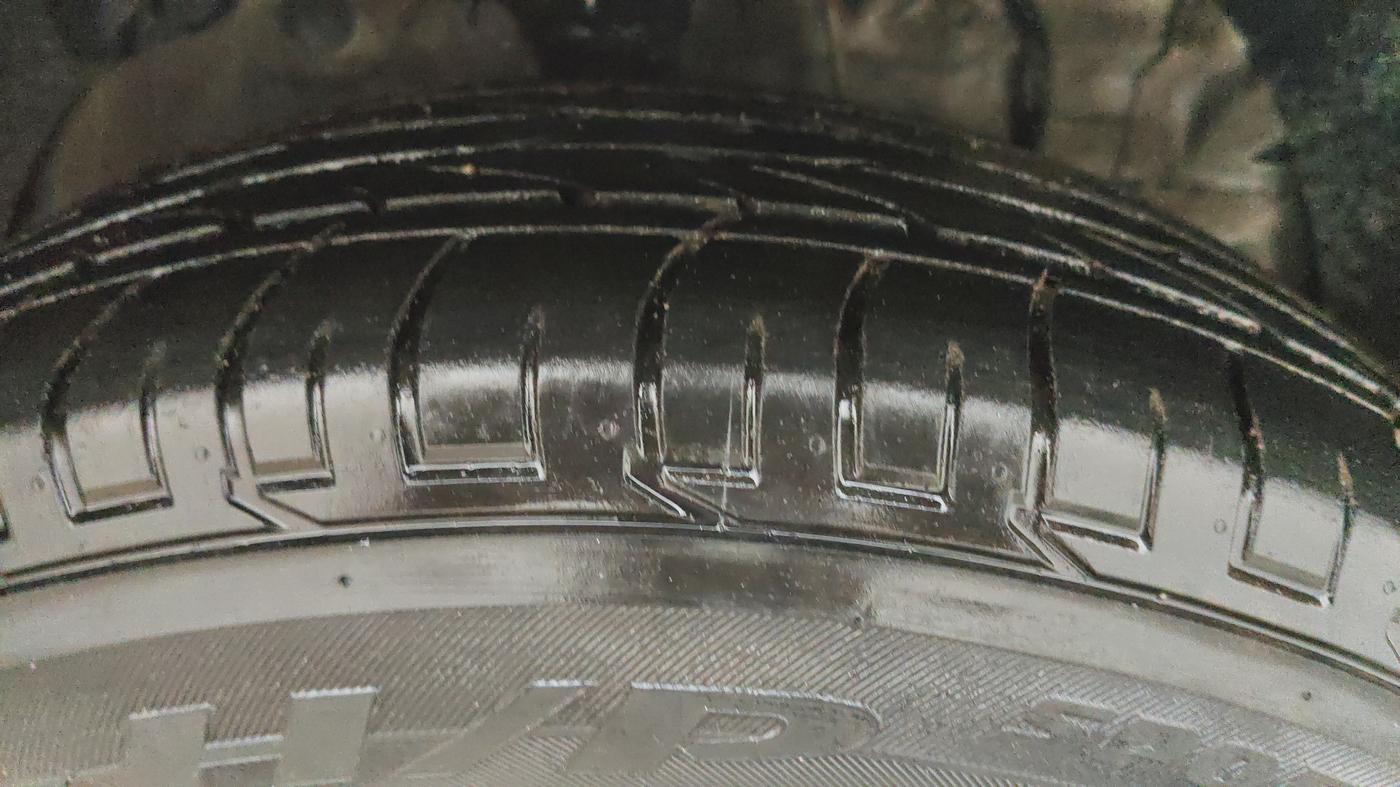 2023 Mahindra XUV300 W6 1.2 PETROL AMT, Petrol, Automatic, 36,660 km, Right Front Tyre Tread