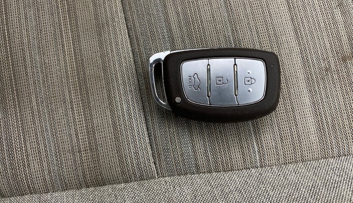 2020 Hyundai AURA SX PLUS 1.2 AMT, Petrol, Automatic, 34,109 km, Key Close Up