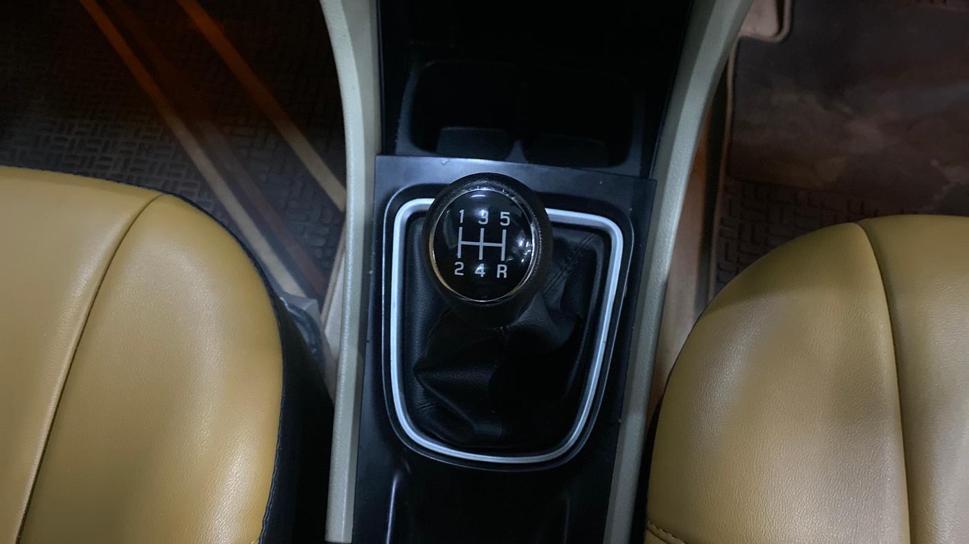 2024 Maruti Ciaz ZETA 1.5 SHVS MT PETROL, Petrol, Manual, 28,029 km, Gear Lever