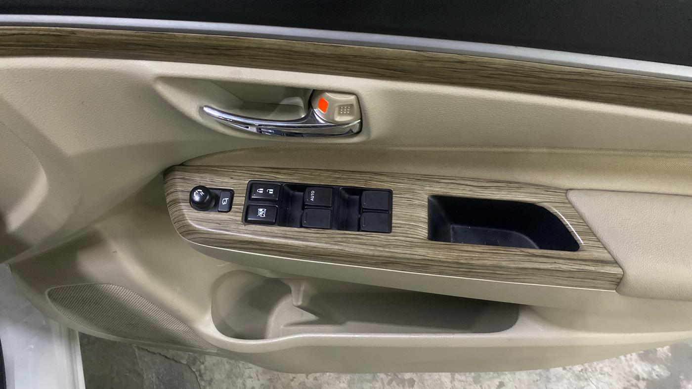 2024 Maruti Ciaz ZETA 1.5 SHVS MT PETROL, Petrol, Manual, 28,029 km, Driver Side Door Panels Control