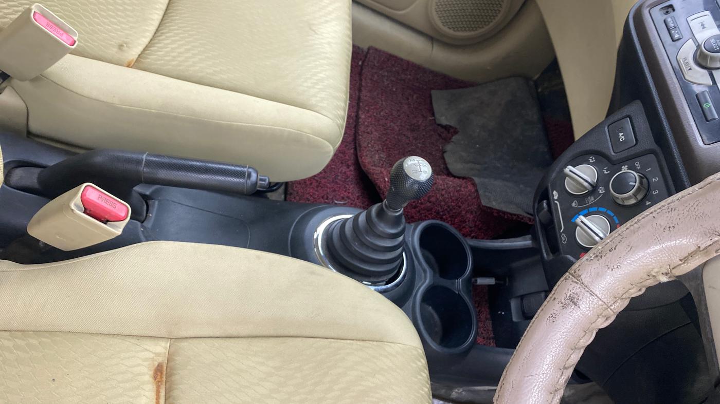 2013 Honda Amaze 1.5L I-DTEC S, Diesel, Manual, 1,10,807 km, Gear Lever