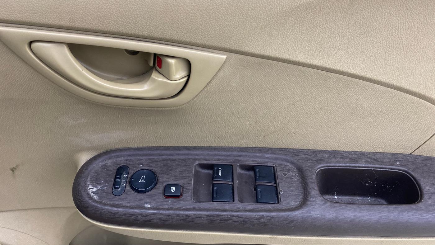 2013 Honda Amaze 1.5L I-DTEC S, Diesel, Manual, 1,10,807 km, Driver Side Door Panels Control
