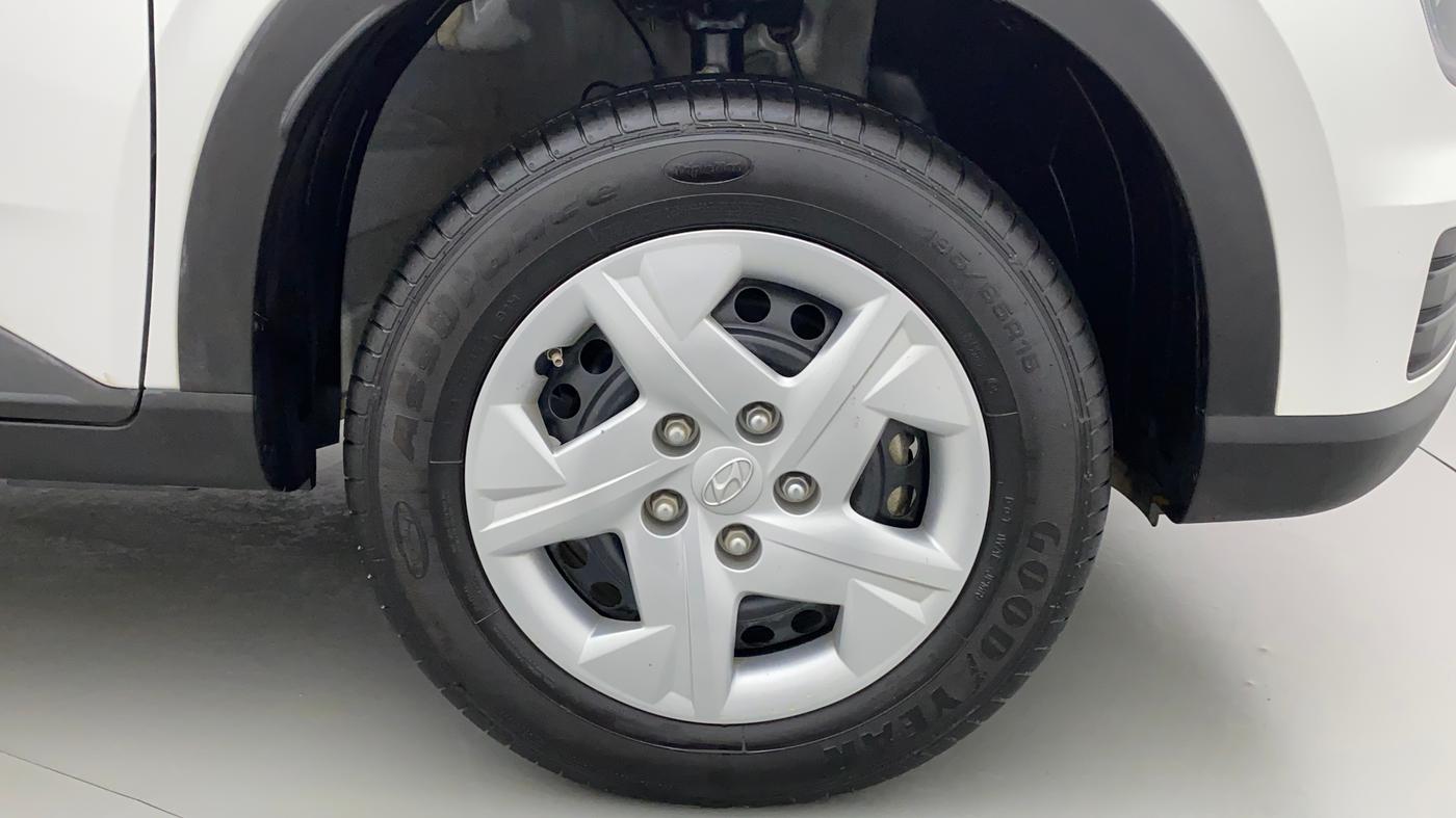 2022 Hyundai VENUE SX 1.2 PETROL, Petrol, Manual, 5,179 km, Right Front Wheel
