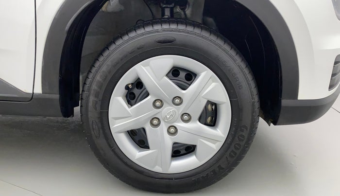 2022 Hyundai VENUE SX 1.2 PETROL, Petrol, Manual, 5,179 km, Right Front Wheel