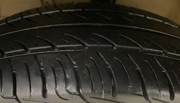 2014 Maruti Swift Dzire VDI, Diesel, Manual, 77,384 km, Left Front Tyre Tread
