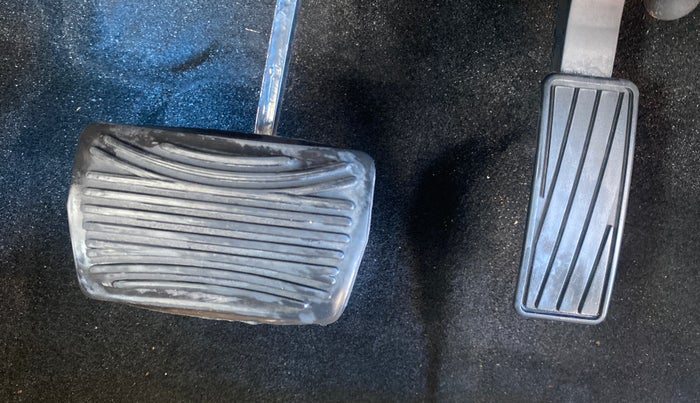 2022 Mahindra XUV700 AX 7 LUXURY D AWD AT 7 STR, Diesel, Automatic, 1,29,475 km, Pedals