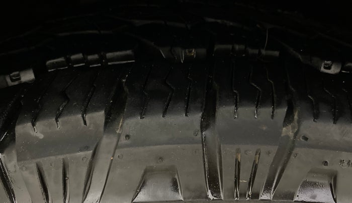 2022 Mahindra XUV700 AX 7 LUXURY D AWD AT 7 STR, Diesel, Automatic, 1,29,475 km, Right Front Tyre Tread