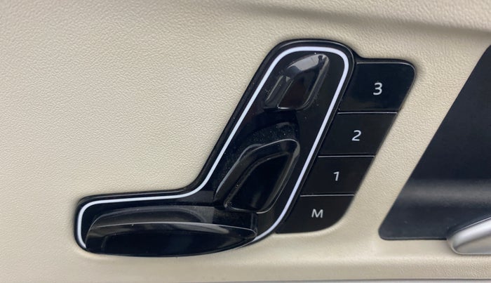 2022 Mahindra XUV700 AX 7 LUXURY D AWD AT 7 STR, Diesel, Automatic, 1,29,475 km, Driver Side Adjustment Panel