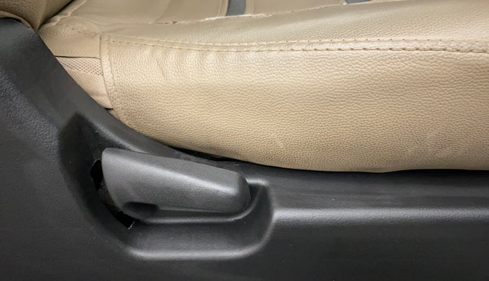 2017 Maruti Wagon R 1.0 LXI CNG, CNG, Manual, 79,186 km, Driver Side Adjustment Panel