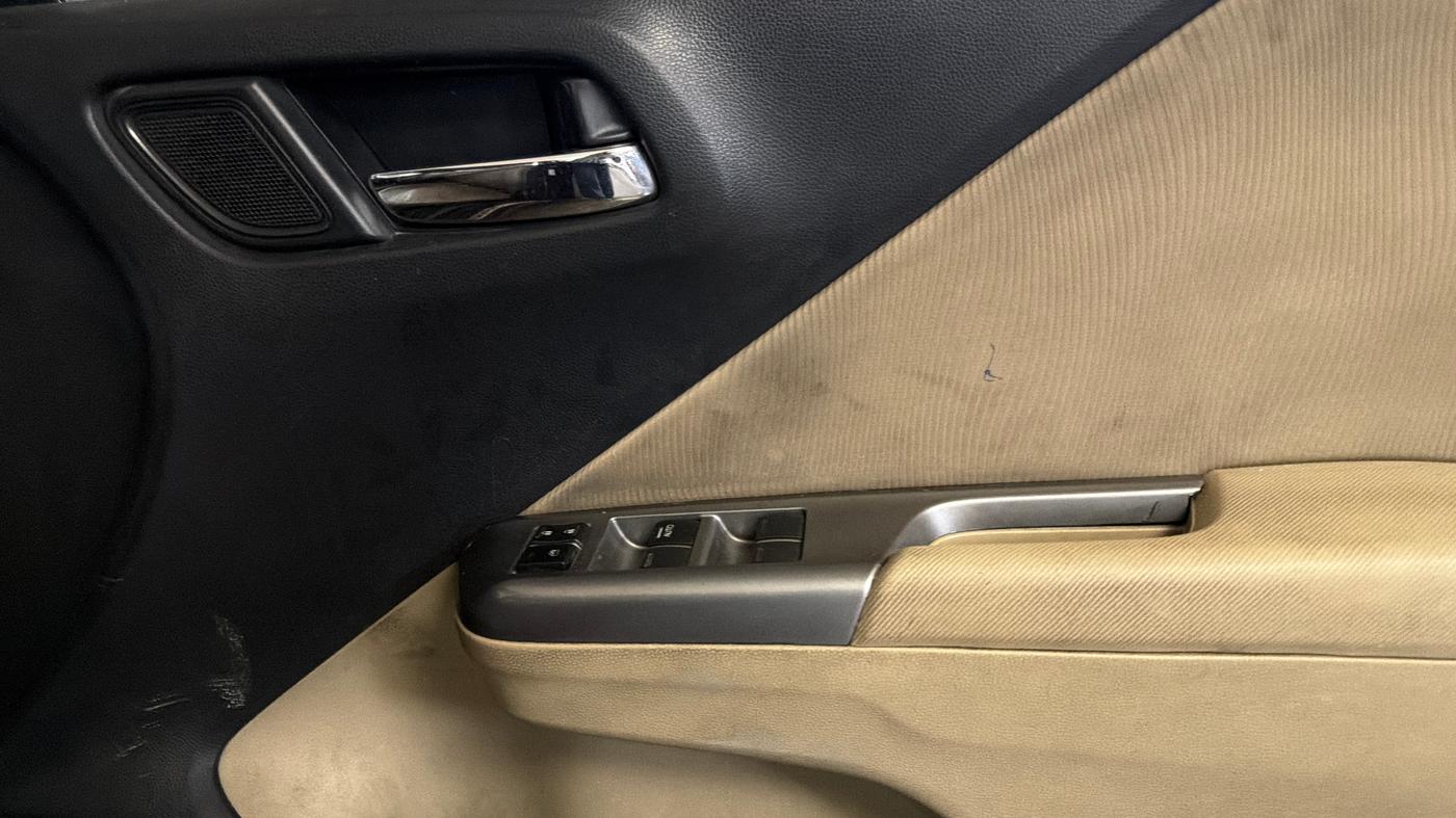 2015 Honda City 1.5L I-VTEC V MT, Petrol, Manual, 1,10,745 km, Driver Side Door Panels Control