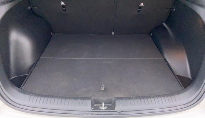 2017 Hyundai Creta 1.6 SX PLUS AUTO PETROL, Petrol, Automatic, 30,733 km, Boot Inside