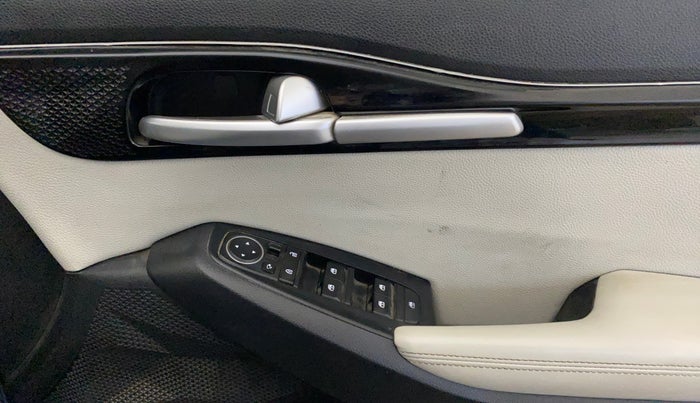 2024 KIA SELTOS  HTX 1.5 DIESEL AT, Diesel, Automatic, 27,894 km, Driver Side Door Panels Control