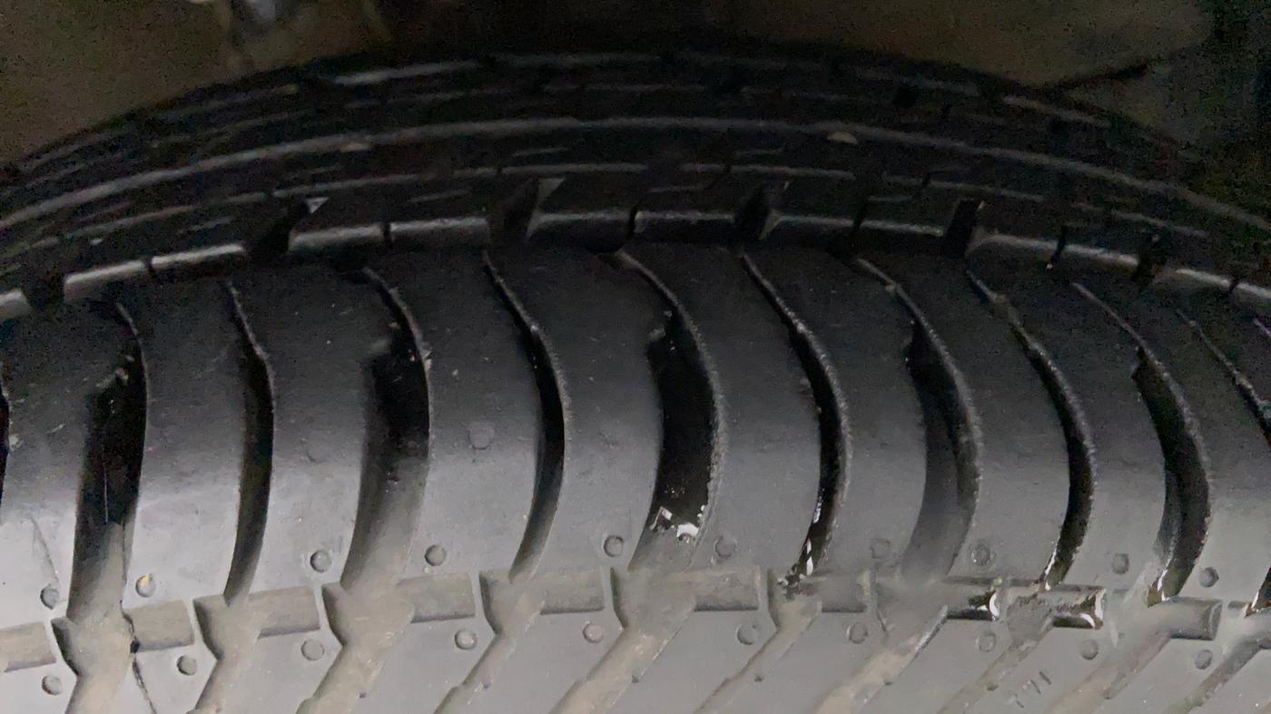 2017 Maruti Dzire VXI, Petrol, Manual, 58,164 km, Left Front Tyre Tread