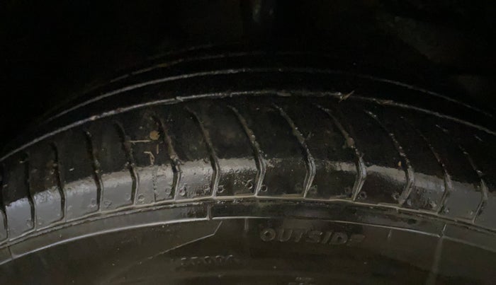 2021 MG HECTOR PLUS SHARP 1.5 PETROL TURBO CVT 6-STR, Petrol, Automatic, 1,14,945 km, Right Front Tyre Tread