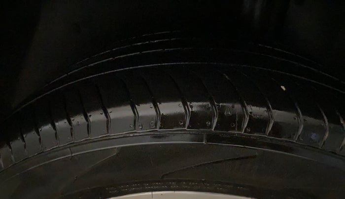 2021 MG HECTOR PLUS SHARP 1.5 PETROL TURBO CVT 6-STR, Petrol, Automatic, 1,14,945 km, Left Rear Tyre Tread