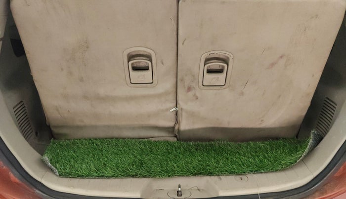 2017 Mahindra XUV500 W9, Diesel, Manual, 1,40,263 km, Boot Inside