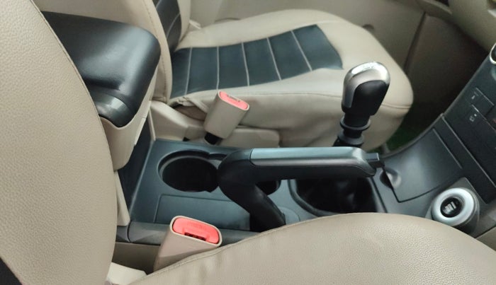 2017 Mahindra XUV500 W9, Diesel, Manual, 1,40,263 km, Gear Lever