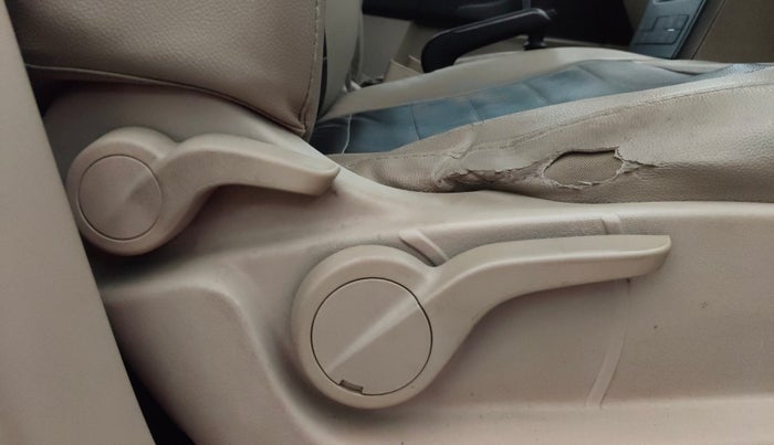 2017 Mahindra XUV500 W9, Diesel, Manual, 1,40,263 km, Driver Side Adjustment Panel