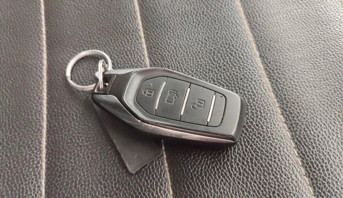 2017 Mahindra XUV500 W9, Diesel, Manual, 1,40,263 km, Key Close Up