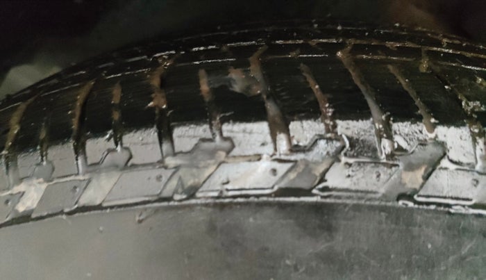 2017 Mahindra XUV500 W9, Diesel, Manual, 1,40,263 km, Right Front Tyre Tread